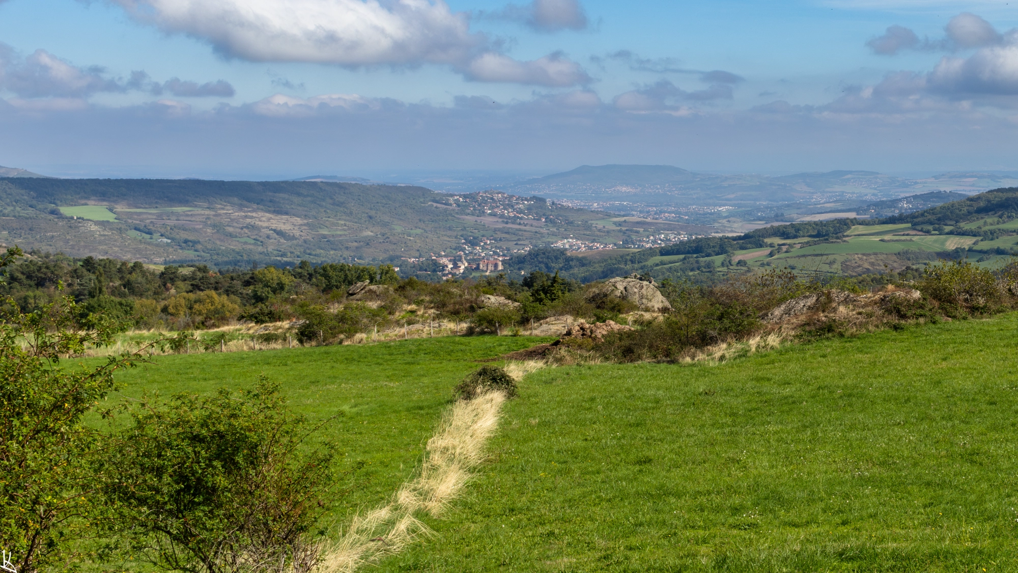 Peu avant Olloix, vue vers Tallende et le château de Saint-Saturnin